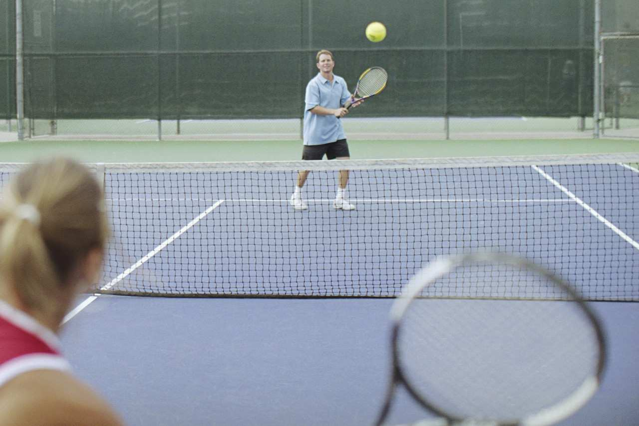 TENIS JUVENIL y ADULTO El tenis es un deporte que se practica en un terreno llano, rectangular, dividido por una red intermedia, jugado con raquetas que se disputa entre dos jugadores (individuales)