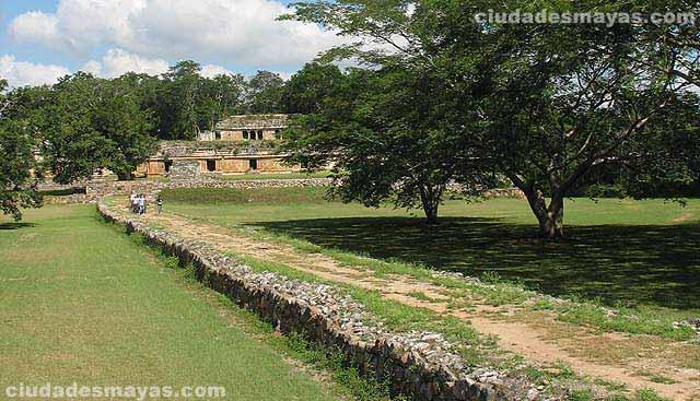 Labná, significa en lengua maya "Casa vieja o abandonada. La zona Puuc ó región Puuc es una zona arqueológica que se sitúa en la región noreste del estado de Yucatán.
