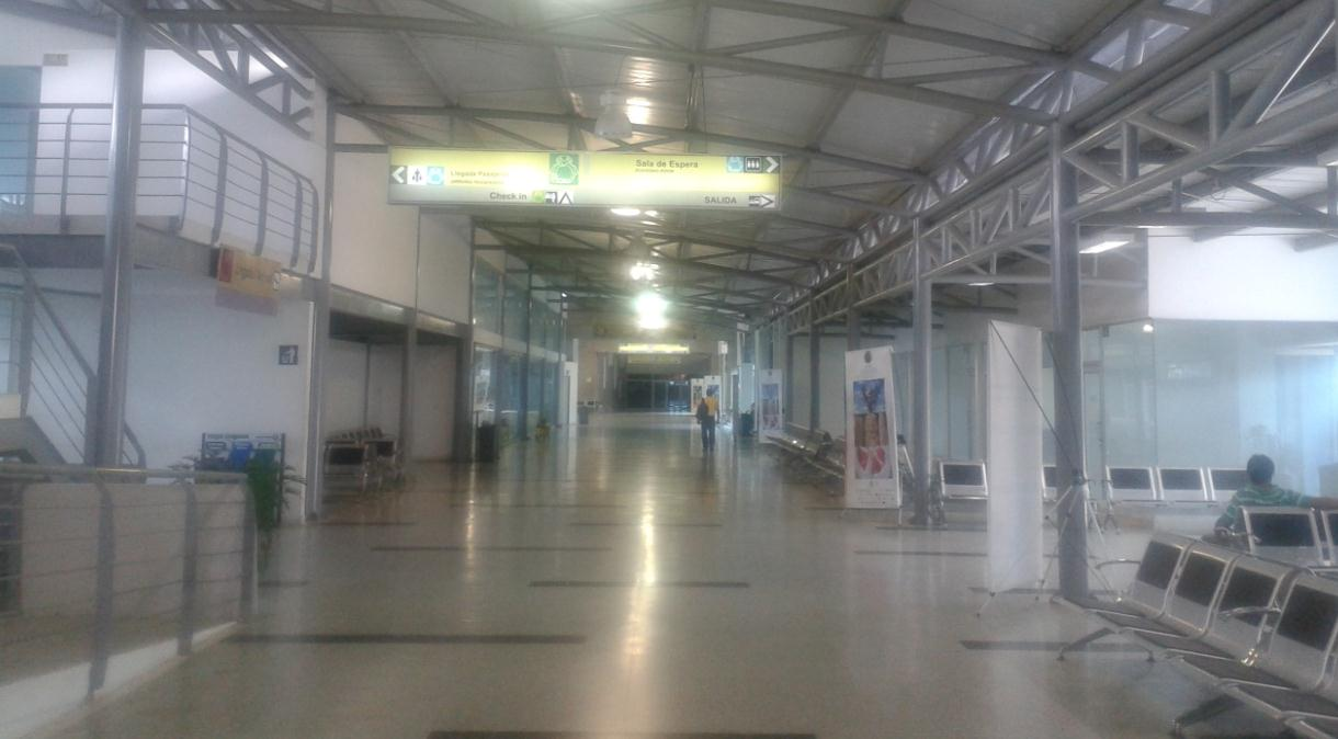 SALA DE ESPERA DE VISITANTES Y CIRCULACIÓN IATA : AIRPORT DEVELOPMENT REFERENCE MANUAL La sala de espera de visitantes cuenta con un área de 28 m2, esta contigua a los locales comerciales, la