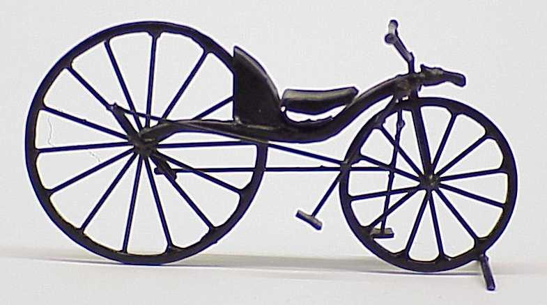 1839: Kirkpatric Macmillan Un ingenioso aparato de dos ruedas que se mueve por palancas.
