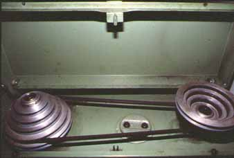 L AULA DE TECNOLOGIA Per variar la velocitat de gir de la broca, amb l aparell desconnectat, cal accedir a la part superior de la màquina i obrir la caixa de protecció.