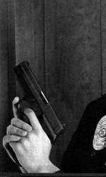 Mediados los años 50, un sheriff californiano llamado Jack Weaver, con el fin de obtener mejores resultados en el tiro al blanco, desarrolla la técnica de tiro a dos manos que, en adelante, llevaría