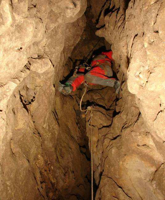 Uso Estado Conservación Subterranea num.16 Madrid Solo apta para espeleólogos con experiencia y equipos en simas verticales, pozos y pasos estrechos. Buen estado conservación, importantes formaciones.