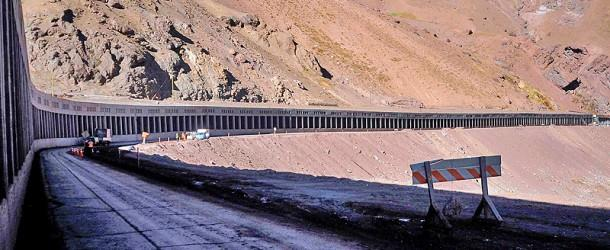PRINCIPALES PROYECTOS DE INVERSIÓN ESTATALES Proyectos 2013 en estudio: 1. Autopista Nahuelbuta: La inversión involucra un monto estimado de US$ 172 millones. 2. Interconexión Vial Tres Pinos: La inversión involucra un monto estimado de US$ 117 millones.