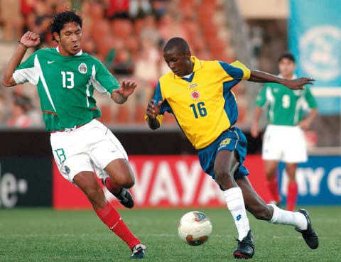 Reconocimiento oficial e internacional En julio de 2004 el International Football Association Board decidió incluir el césped artificial en las Reglas del Juego.