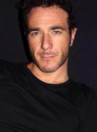 José Sánchez, partner de escena Empezó su carrera en el cine en el año 2005 y desde entonces ha participado en películas como Los ojos de Júlia, Pájaros de papel entre otras.