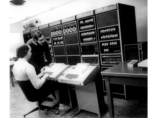 Capítulo 1-5- Empezando Figura 1: Ken Thompson y Dennis Ritchie junto a la PDP. Seguro que lo pasaban bien!