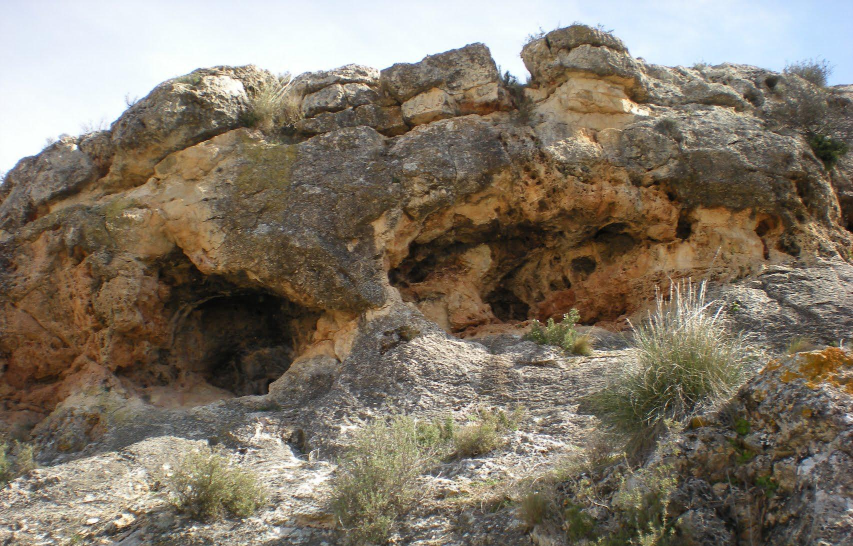 Las Cuevas de Tiriez. Calizas del Lías, Jurásico Inf.