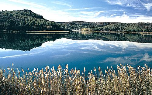 Ruidera es uno de los parajes naturales más sorprendentes de España, un lugar de gran valor paisajístico, con diversidad de ambientes para descubrir y recorrer conociendo sus lagunas, disfrutar de