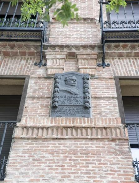 Placa conmemorativa de José Nogales, 1926 Dirección: C/Santa Engracia, 50 Colocada en la fachada de la casa donde había vivido y fallecido el escritor y periodista José Nogales (Valverde del Camino,