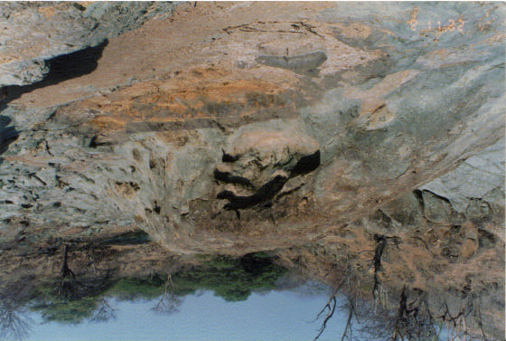 Foto 2.- Afloramiento de andesitas de la Formación Ereo en la quebrada El Papayo, las rocas muestra una fuerte cloritización. III.1.3.