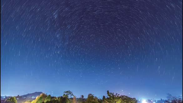 Cámara y Galería Estela de estrellas Puede usar la cámara para capturar el movimiento de las estrellas por la noche.