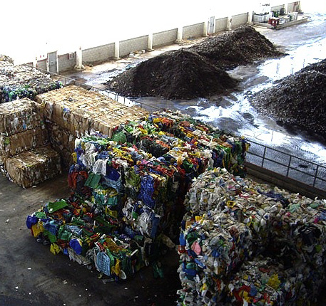 RESIDUOS URBANOS Hace varias décadas que los países nórdicos como Suecia y Noruega emprendieron fuertes campañas para reducir y reciclar la basura domiciliaria.
