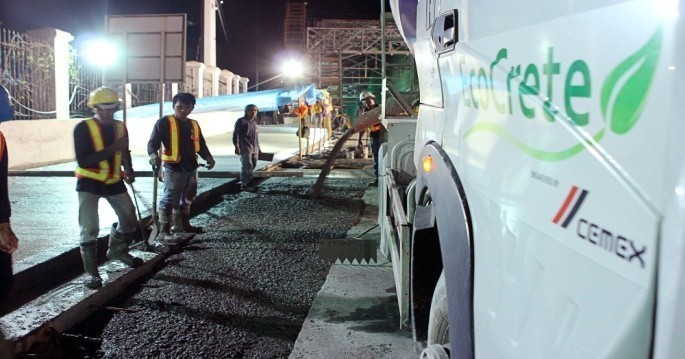 Fortaleciendo soluciones apoyadas en las redes globales Egipto: Extensión Cairo Suez (finalizada) Construcción de carretera de concreto innovadora en el país Intensidad de cemento: 100 kg/m2 EAU: