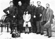 En 1910 se iniciaron las excavaciones bajo la dirección de Hugo Obermaier. H. Obermaier, H. Breuil, E. Cartailhac, M. Boule y H. Alcalde del Río en Torrelavega (1910). (De izquierda a derecha). M.A. García Guinea, Altamira y otras cuevas de Cantabria.