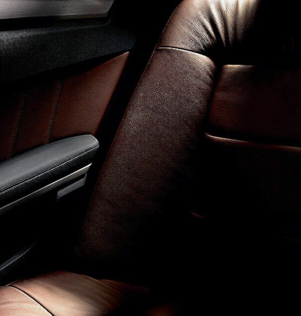 Impulsiva y acogedora. El ergonómico diseño de los asientos de la Clase E permite adoptar una postura relajada al volante.