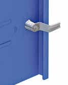 Bascule la puerta deslizando la bisagra (S) hacia arriba para que el eje encaje perfectamente en el travesaño (F).