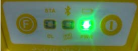 En la figura inferior se pueden observar tres luces indicadoras; cada una con dos colores y con dos funciones diferentes. De izquierda a derecha: 1er.
