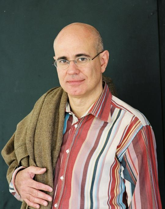 Antonio Orlando Rodríguez (Cuba) Escritor e investigador literario. Licenciado en Periodismo en la Universidad de La Habana. Ganador del Premio Internacional Alfaguara 2008 con su novela Chiquita.