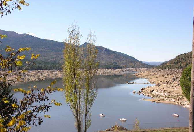 Embalse del Burguillo Valle del Tiétar Está situado al sur de Gredos al resguardo de los fríos del norte.