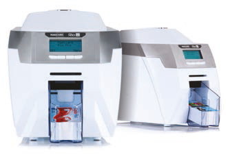 La impresora Primacy de Evolis imprime a una cara o a doble con un diseño moderno y es perfecta para producir todo tipo de tarjetas personalizadas (fidelización, carnés de socio, o tarjetas de