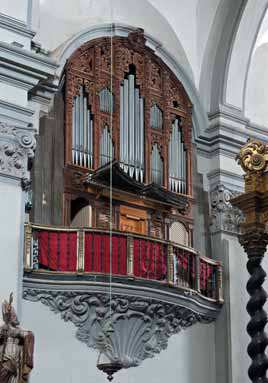 finalizadas, el capítulo cariñenense va a contratar a Bartolomé Sánchez en 1734 «para enriquecer y agrandar el viejo órgano» de la iglesia gótica anterior.
