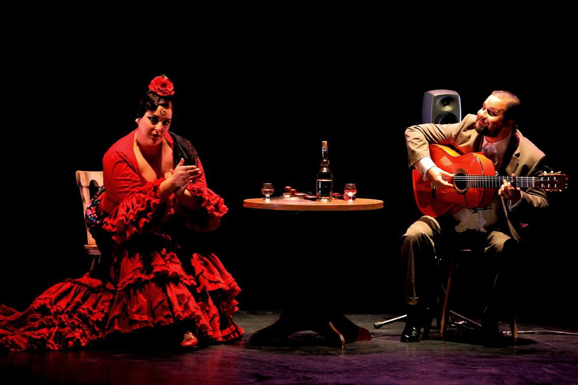 La sencilla pero ingeniosa escenografía, el buen sonido y la exuberancia y capacidad de los intérpretes hacen que La gloria de mi mare sea una pequeña joya del flamenco teatral.
