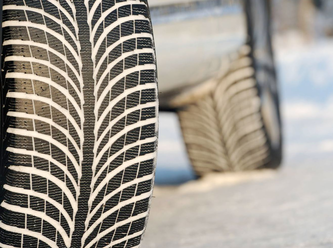 Así son los neumáticos de invierno Un neumático de invierno está diseñado principalmente para conseguir un rendimiento superior al de un neumático convencional en condiciones invernales, esto