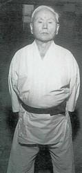 Funakoshi a los 70 años En 1952 Funakoshi es invitado por las fuerzas