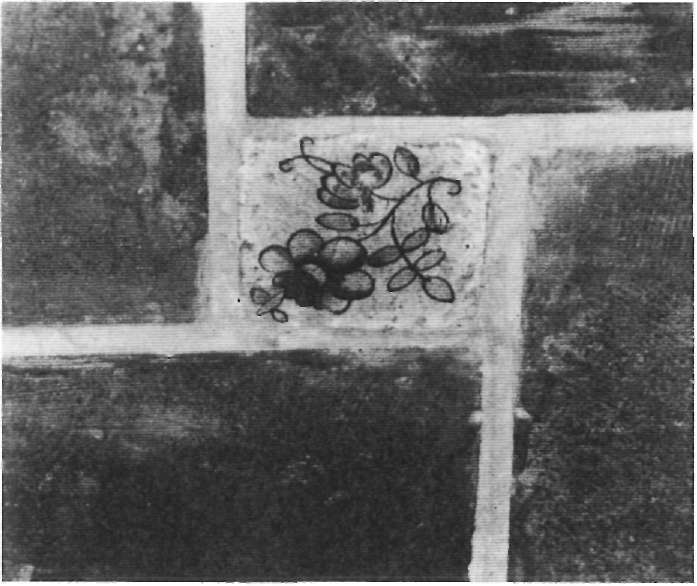 AZULEJO IV TIPO: Cerámica de Manises, siglo XVIII. LOCALIZACIÓN: Sala del entresuelo, en igual composición que las anteriores, en el centro de cuatro losetas rectangulares de barro cocido.