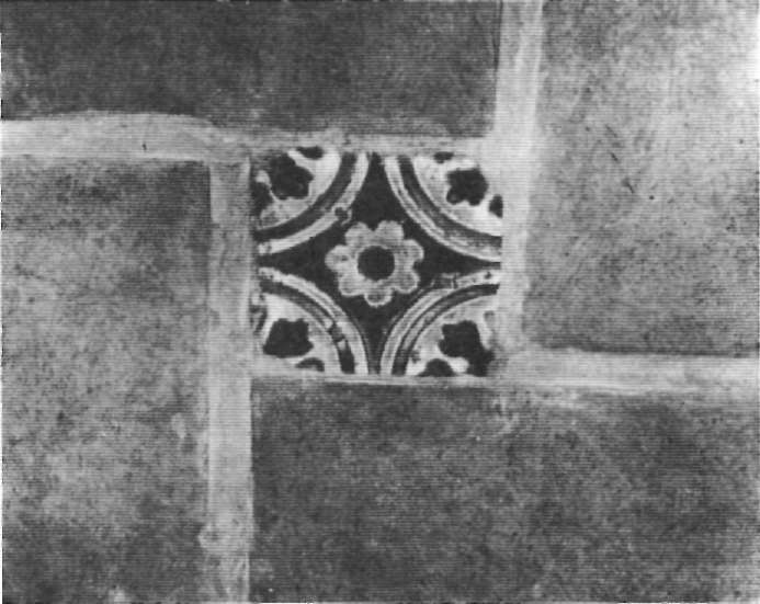 TIPO: Cerámica de cuerda seca o arista, siglo XVI. LOCALIZACIÓN: Sala de la crujía norte, contigua al torreón del nordeste. Formando cenefa y enmarcado al pavimento. MEDIDAS: 15 x 15 cm.