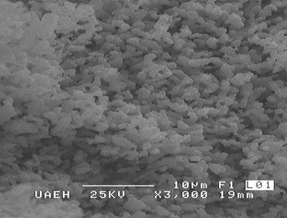 Transmitancia(%) morfología de la partícula del polvo calcinado a 1000ºC fue de forma homogénea con aglomeración menor, debido a que los enlaces de hidrógeno del etanol pudieron unirse con los grupos