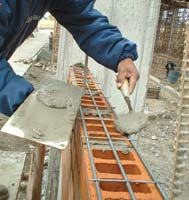 Reforzamiento de hormigón Escalerillas Son armaduras electrosoldadas formadas por dos alambres longitudinales y estribos de menor diámetro para reforzar mampostería.