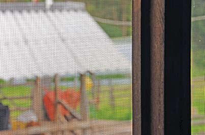 Mallas agrícolas Tela de Aluminio Tela metálica tejida con alambre de aluminio entrelazado que forma pequeños cuadrados. Lleva una capa de pintura mate para evitar el brillo. Fácil de instalar.