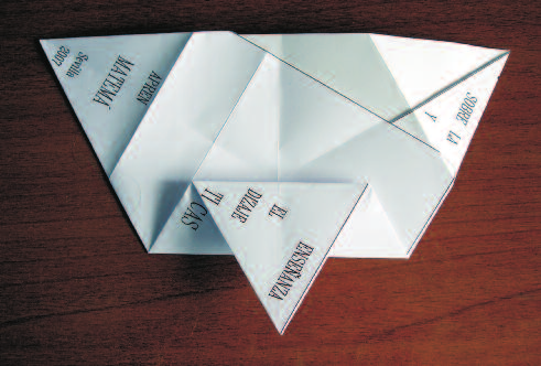 Figura 14 Figura 12 Sobre el doblez obtenido al realizar el hexágono (según vimos en la figura 11), doblamos hacia atrás el vértice (como en la figura 13).