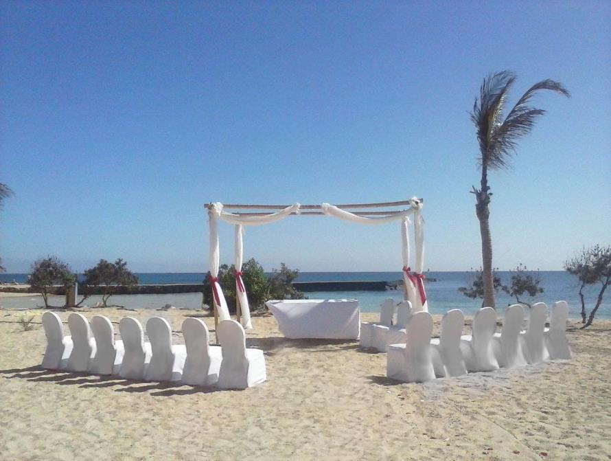 Ceremonia frente al Océano CEREMONIA SOFT Incluye Reserva de espacio para ceremonia en la playa Decoración gazebo en bambú según imagen Mesita y dos asientos para los novios 25 sillas con fundas