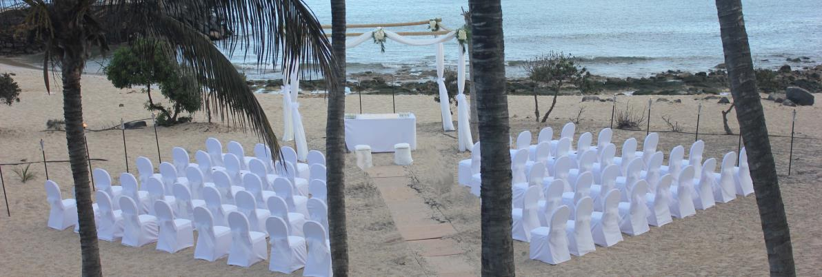 Valores añadidos Silla adicional (incluidas 25 sillas): 4 /silla Lazos: 1 /lazo Pasillo de madera sobre arena de la playa: 40