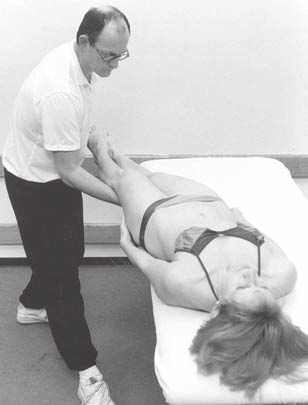 3. Para ejercitar la flexión del cuello y del tronco superior use la contracción estática prolongada de los músculos de los miembros inferiores y del tronco inferior.