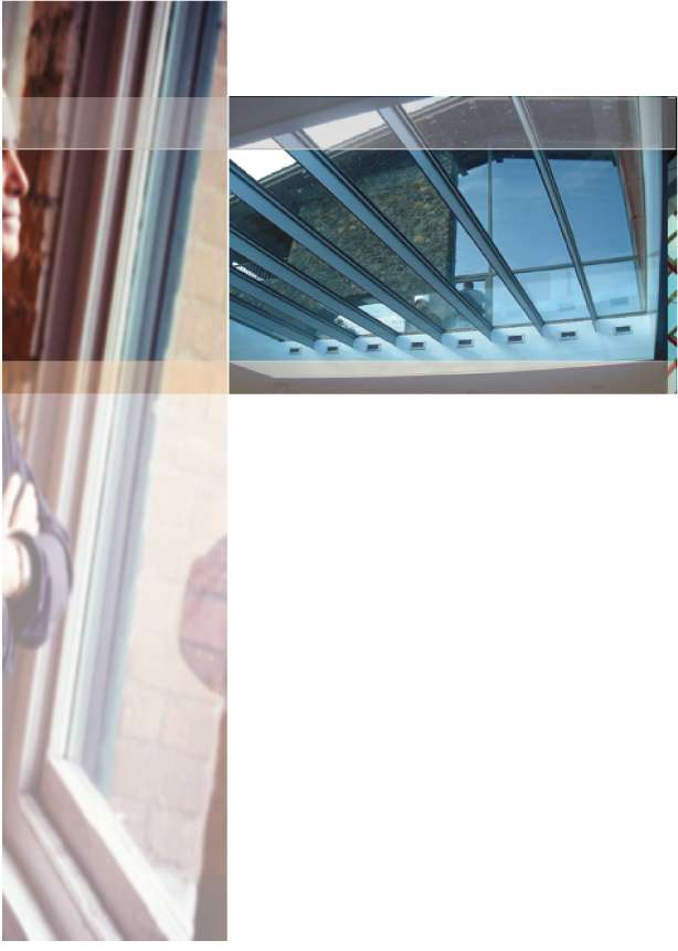 En escaparates, ventanas, barandillas, expositores, p LamiGlas es un vidrio de seguridad indicado para resistir ataques manuales y evitar daños personales en caso de rotura.