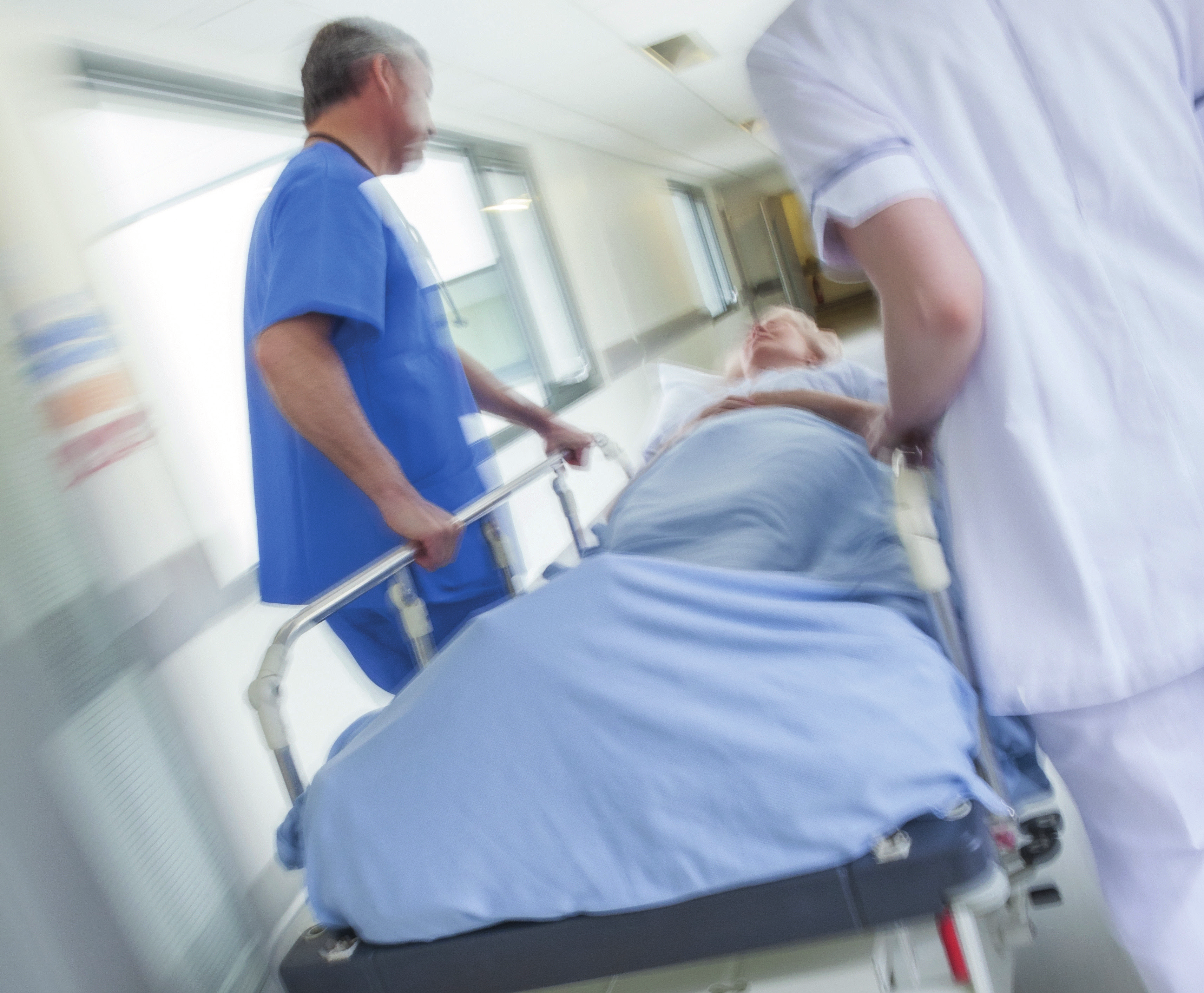 Sistemas de aislamiento para instalaciones hospitalarias - Protegiendo a pacientes y personal en áreas de cuidado crítico Los Estándares tales como NFPA 99 y CSA Z32 requieren de sistemas de