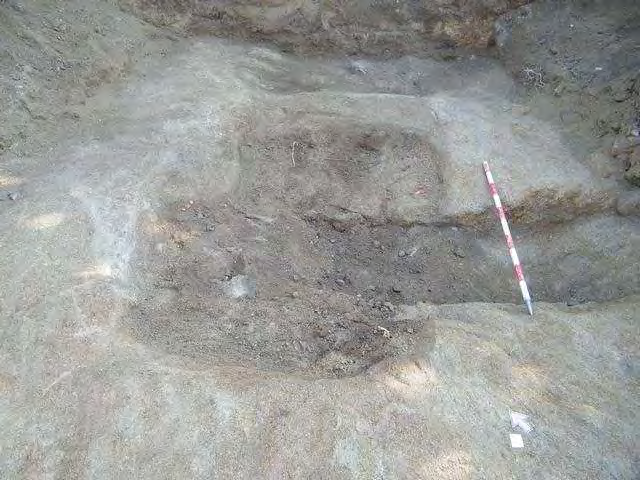 Informe de exhumación de fosa común en Casavieja (Ávila) Marzo de 2009 20 Excavación de la fosa común.