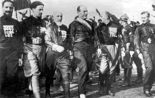 Fasci italiani di combattimento y las Squadre d azione organizaciones fascistas de Mussolini que todavía no tienen ningún peso pero que empiezan a hacerse notar al actuar de forma brutal contra