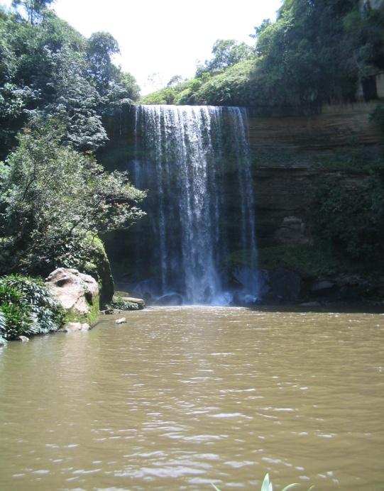 Su altura aproximada es de 50 metros, la cascada de La Llanera, adornada con la Cueva del Perico, dos sitios