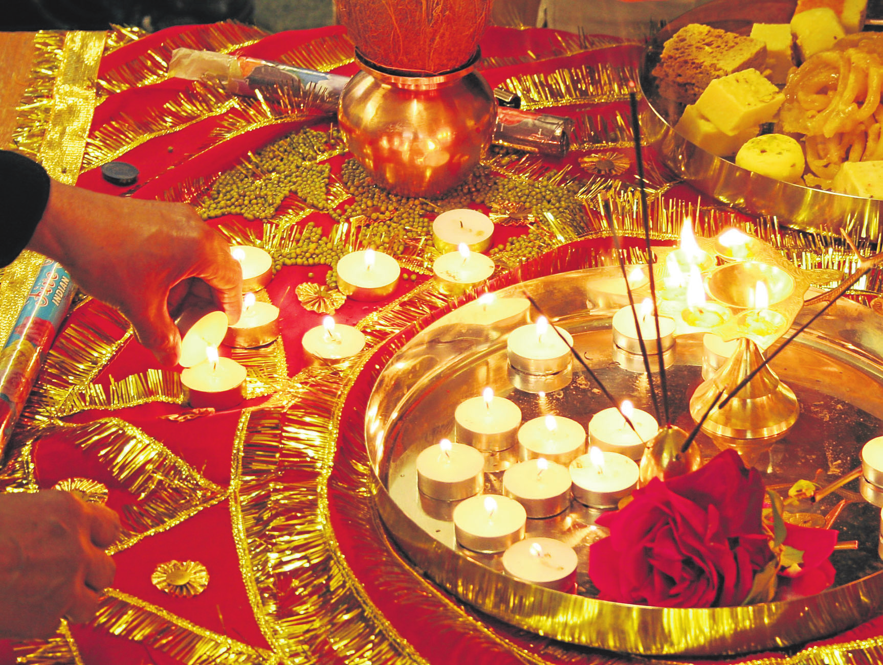 Y como dicen: la esperanza es lo último que se pierde volvemos a creer en la historia que determina el Diwali, esa hilera de luces que servía de guía para el regreso del rey Dios Rama a su reino de