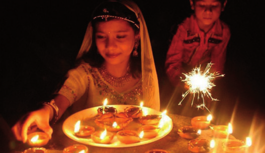 31 EL FARO DE CEUTA Jueves 23 de octubre de 2014 Cómo celebrar el Diwali El Diwali es un festival de 5 días que se celebra para marcar el triunfo del bien sobre el mal.