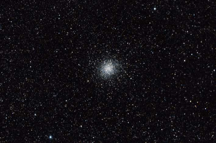 Objeto: M022 ( NGC 6656) Tipo: Cúmulo Globular Clase: VII Constelación: Sagittarius AR: 1836.4 Dec: -2354 Magnitud: 5 Distancia (a.l.): 10.400 Eje Mayor: 24.