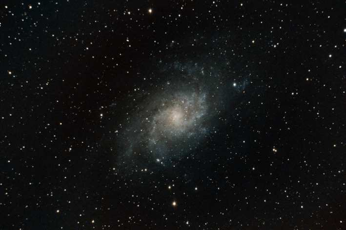 Objeto: M033 ( NGC 598 ) Tipo: Galaxia Clase: Sc Constelación: Triangulum AR: 0133.9 Dec: +30 39 Magnitud: 6 Distancia (a.l.): 2,3 millones Eje Mayor: 68.7 m Eje Menor: 41.