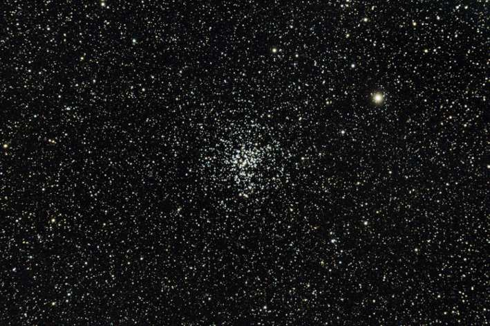 Objeto: M037 ( NGC 2099) Tipo: Cúmulo Abierto Clase: II 1 r Constelación: Auriga AR: 0552.3 Dec: +32 33 Magnitud: 6 Distancia (a.l.): 4000 Eje Mayor: 24.