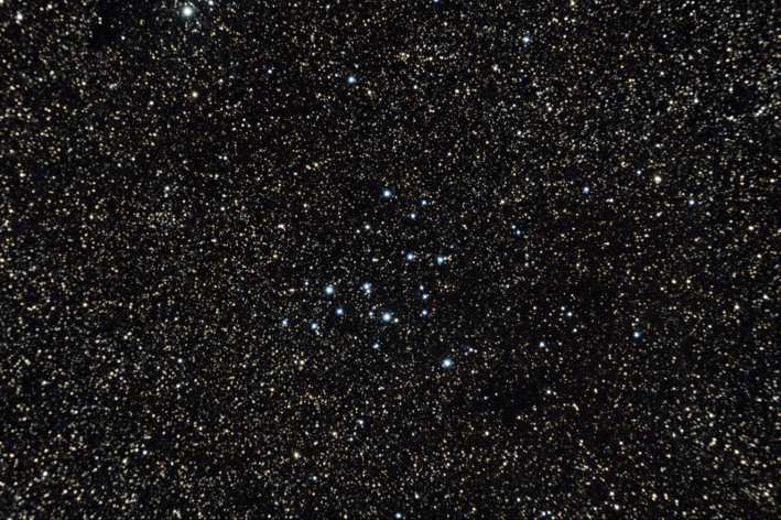 Objeto: M039 ( NGC 7092) Tipo: Cúmulo Abierto Clase: III 2 p Constelación: Cygnus AR: 2132.2 Dec: +48 26 Magnitud: 5 Distancia (a.l.): 800 Eje Mayor: 32 m F (mm): 560 Eje Menor: Fecha: 23/08/2014 20:45 (TU) Lugar: Hueva - 40.