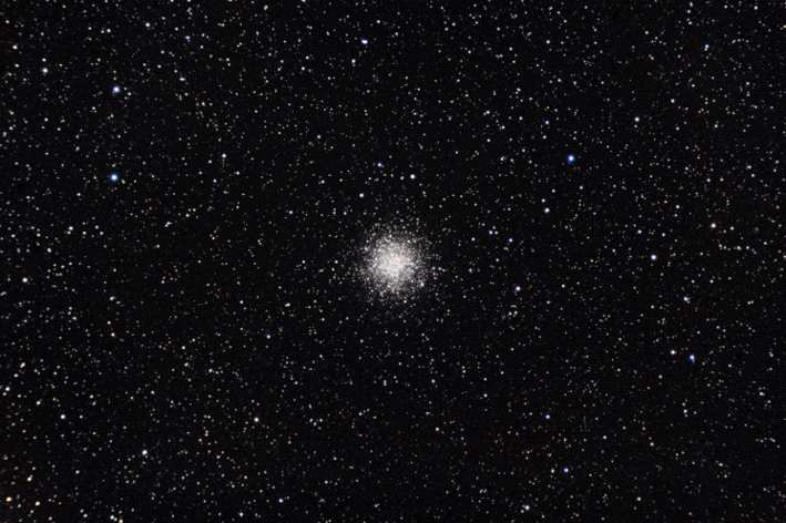 Objeto: M055 ( NGC 6809) Tipo: Cúmulo Globular Clase: XI Constelación: Sagittarius AR: 1940.0 Dec: -3058 Magnitud: 7 Distancia (a.l.): 17.300 Eje Mayor: 19.